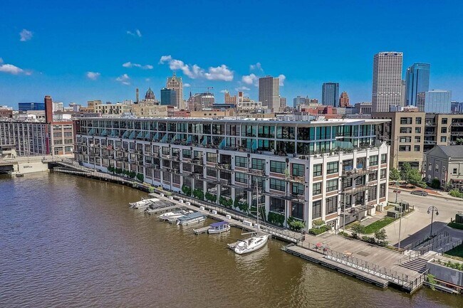 Foto del edificio - 311 E Erie St