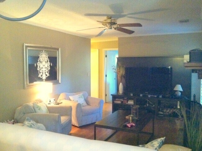 Foto del edificio - 3BR/2BA Home with Fireplace and Fenced Yar...