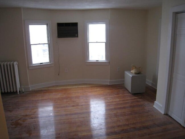 Building Photo - 10 Evergreen Ave