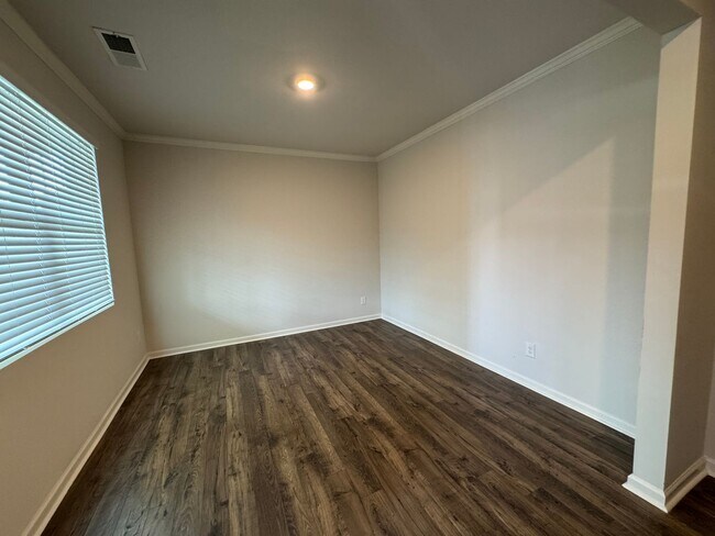 Building Photo - Spacious Like New 5 Bedroom 3 Bath Home in...