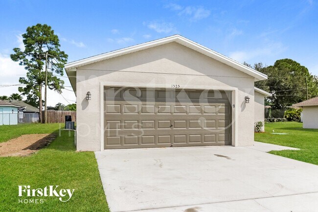 Building Photo - 1525 SW Fresno Rd