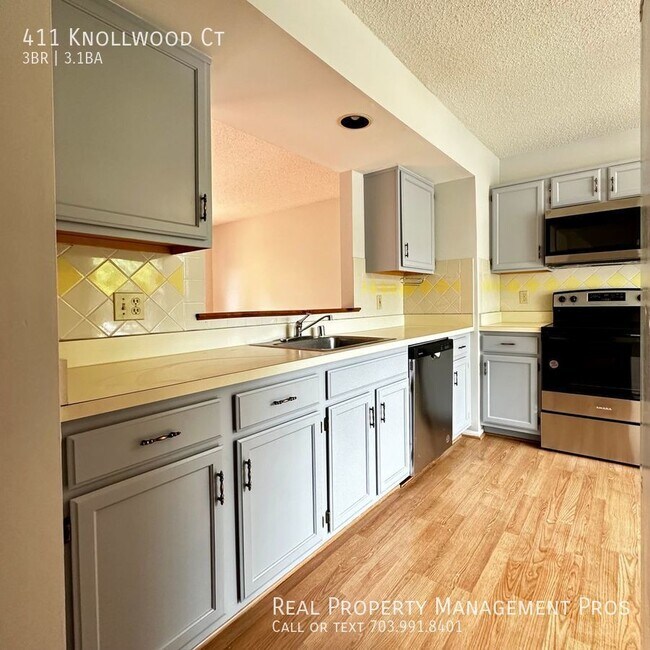 Building Photo - Newly Renovated End-Unit Townhome in Staff...