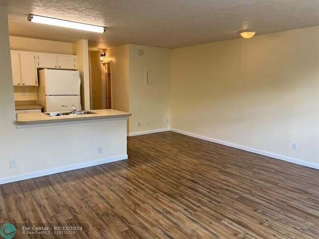 Building Photo - 2771 Riverside Dr