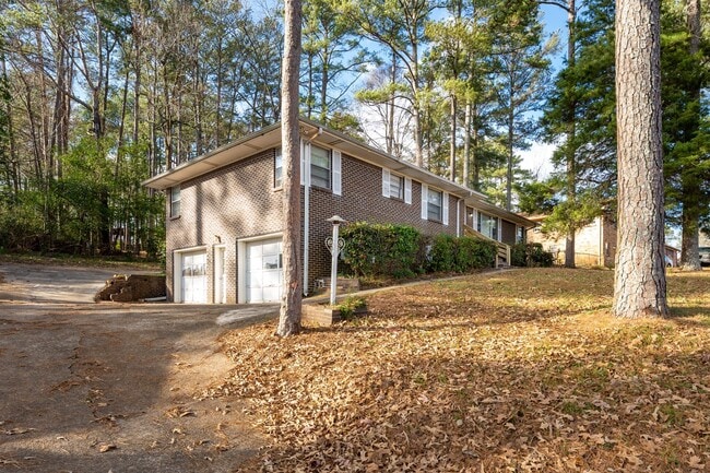 Building Photo - Newly renovated, spacious and versatile ho...