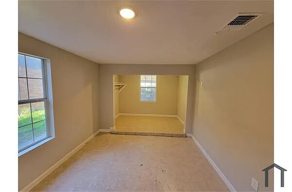Building Photo - 2506 Greencrest Dr