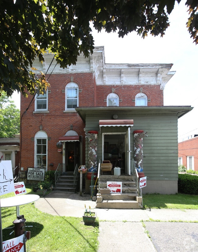 Building Photo - 162 S Broadway Ave