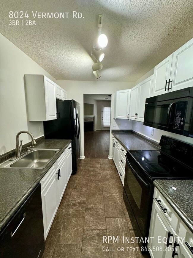 Building Photo - Charming 3 Bedroom Townhouse!