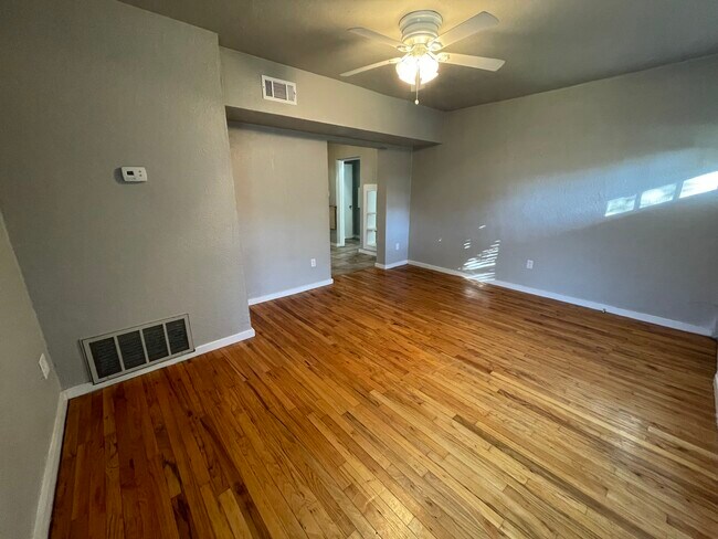 living room - 1410 Ashwood Rd