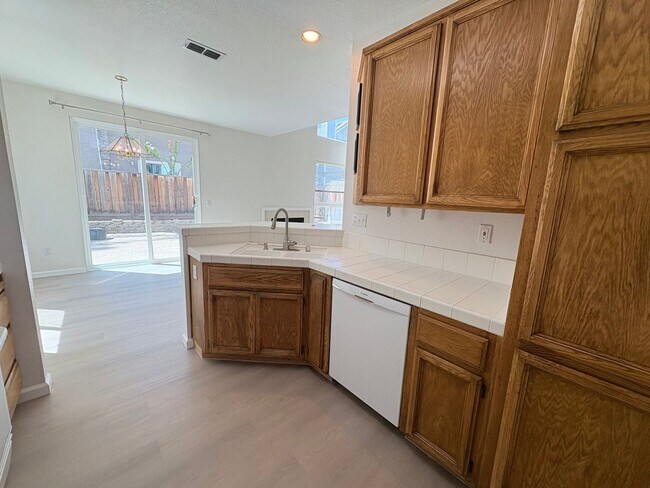 Building Photo - Cute 3 Bedroom 2.5 Bath Home in Brentwood