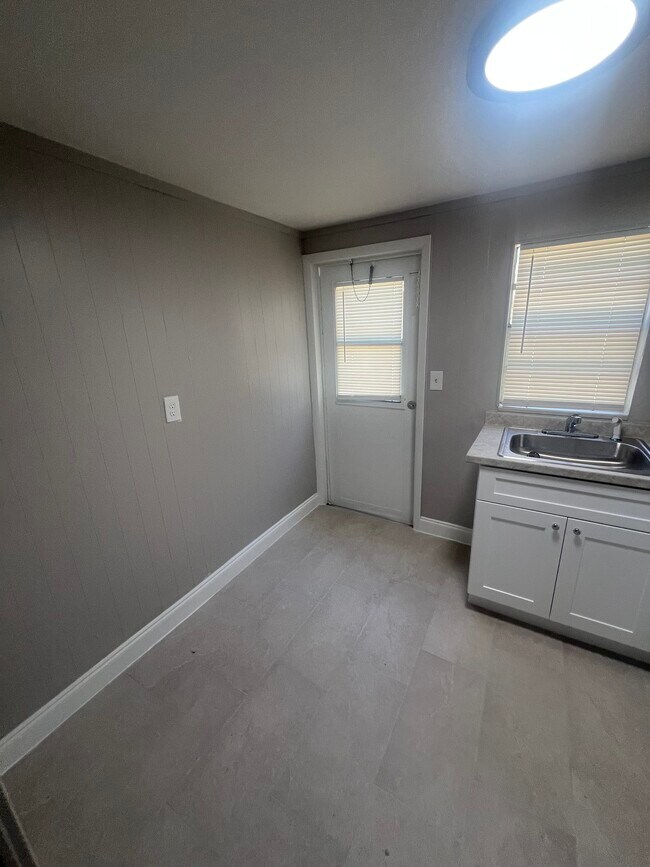 Foto del edificio - 1525 W 16th St