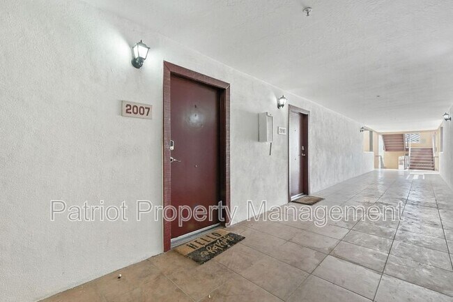 Foto del edificio - 1005 E 8th St