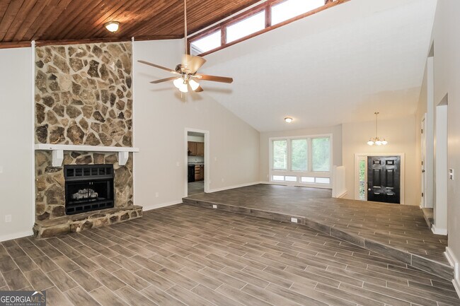 Building Photo - 587 Farmbrook Trail NE