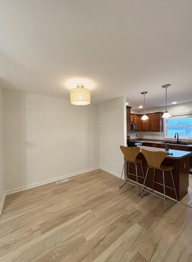 Foto del edificio - Updated Townhouse near Downtown Bloomington!