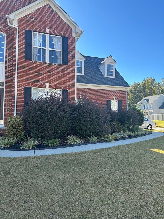 Foto del edificio - Prime Location, Five Forks! Lease only