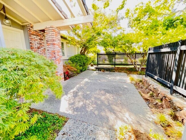 Building Photo - Charming 4BD/2BA, Single-Story Ranch-Style...