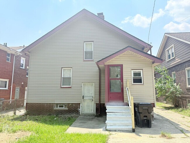 Foto del edificio - Renovated 4-Bedroom Home – We Welcome Sect...