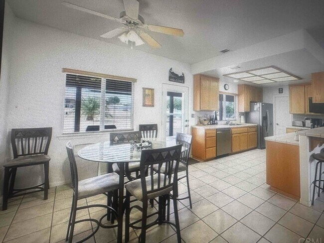 Foto del edificio - 7874 Paisley Ave