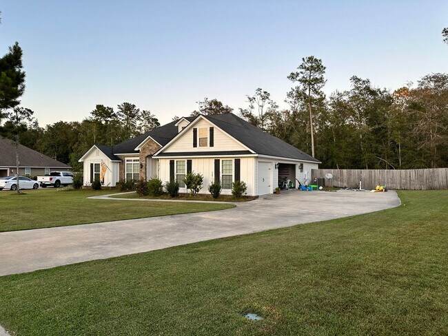 Foto del edificio - Spacious 4BR/3BA Home with 3-Car Garage, Fireplace & Fenced Yard in Knights Mill