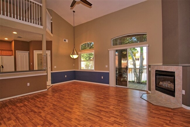 Building Photo - Great Location! 2 story Townhouse with 1 c...