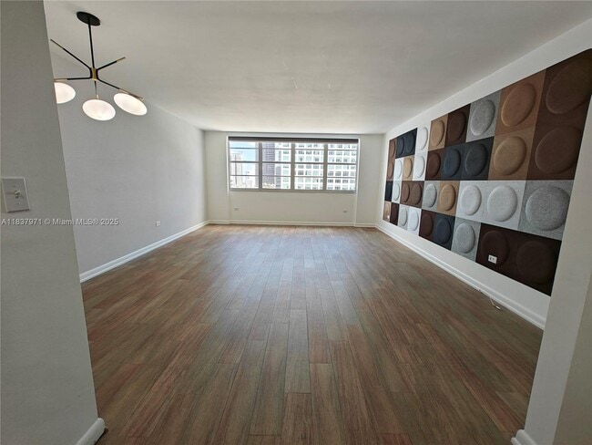 Building Photo - 801 Brickell Bay Dr