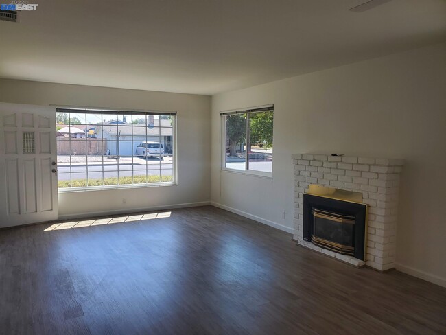 Building Photo - 275 Albatross Ave