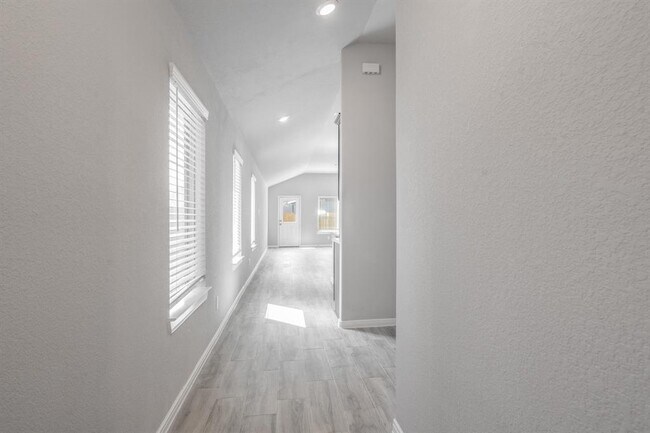 Building Photo - 7910 Cypress Myrtle Dr