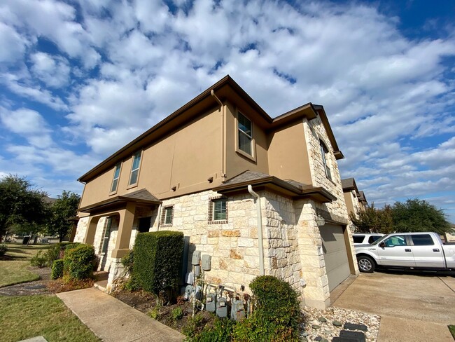 Building Photo - Lovely 4 bed/2.5 bath Corner Condo w/ Flex...
