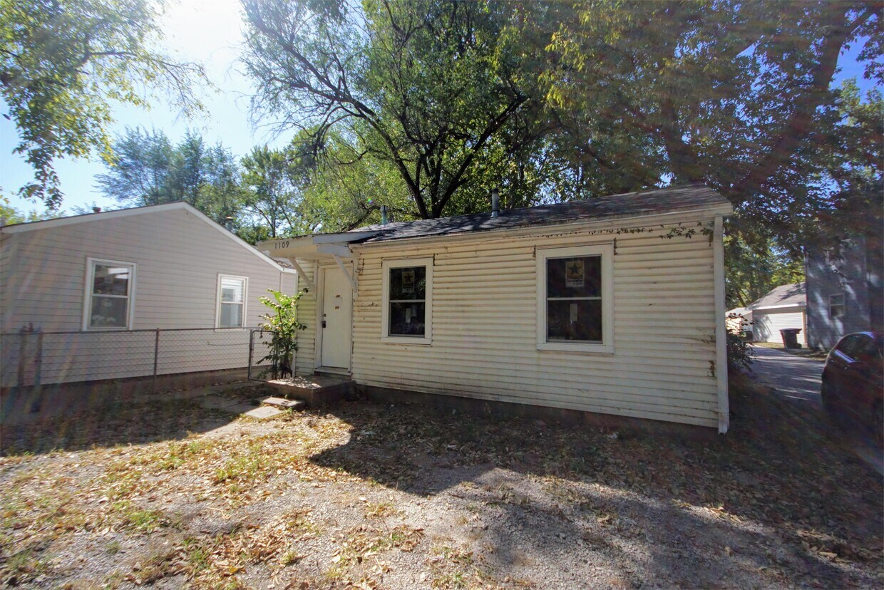 Primary Photo - 1109 NW Van Buren St