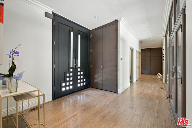 Foto del edificio - 5139 Collett Ave