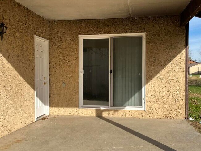 Building Photo - 704 Plankway Dr