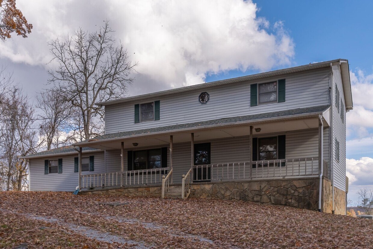 Foto principal - 4 Bedroom, 2 Bathroom Home in Greene Count...