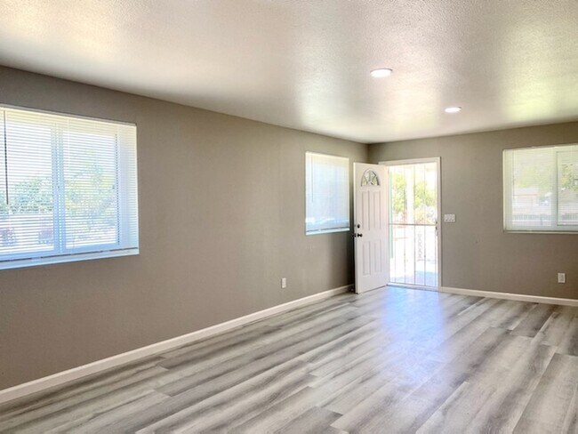 Foto del edificio - 4 Bedroom Offers Country Living In The Heart Of Lincoln!