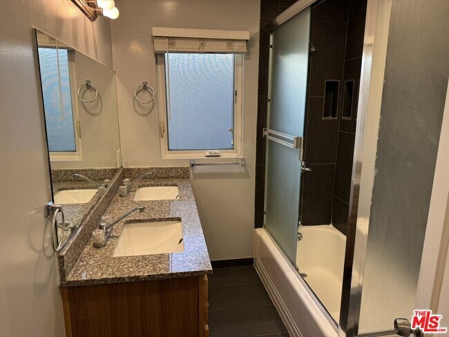 Foto del edificio - 15746 Magnolia Blvd