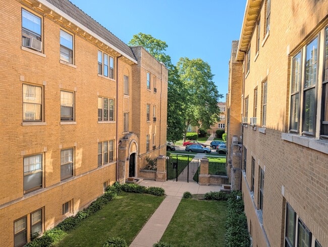 Building Photo - 708 Seward St