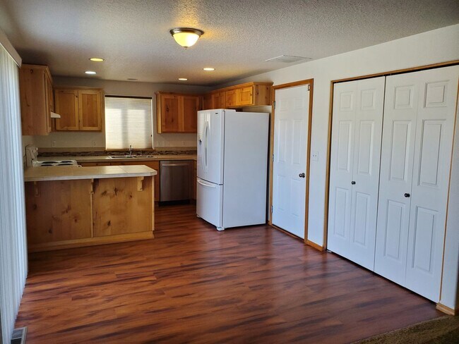 Building Photo - 3259 McKern Pl