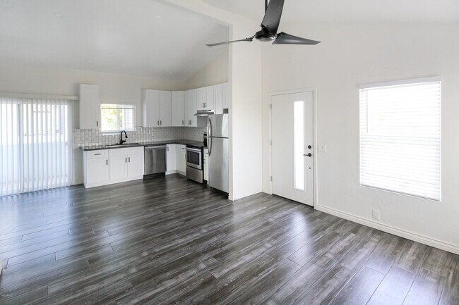 Building Photo - 3111 E Clarendon Ave