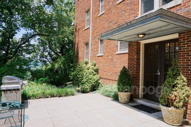 Foto del edificio - 190 N Crest Rd