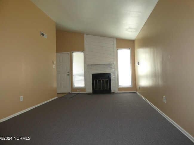 Building Photo - 207 Village Dr