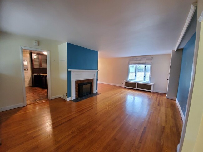 Building Photo - Update, single family ranch home in a grea...