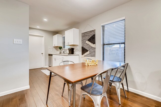 Foto del edificio - RECENTLY REMODELED 3 BR / 2 BATH COTTAGE L...