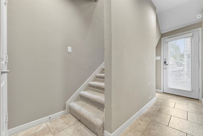 Building Photo - 241 N Lenox St