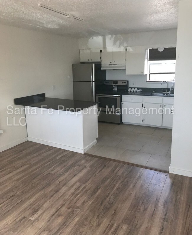 Building Photo - 1 Bedroom Unit Available Now!