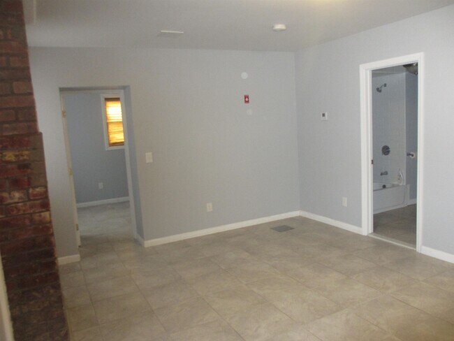 Foto del edificio - 585 Bramhall Ave