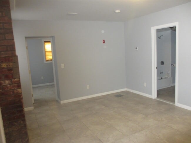 Building Photo - 585 Bramhall Ave
