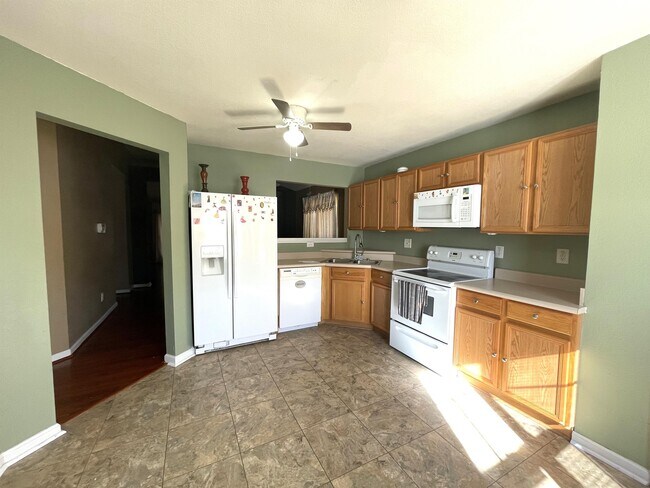 Foto del edificio - 729 Royal Oaks Dr