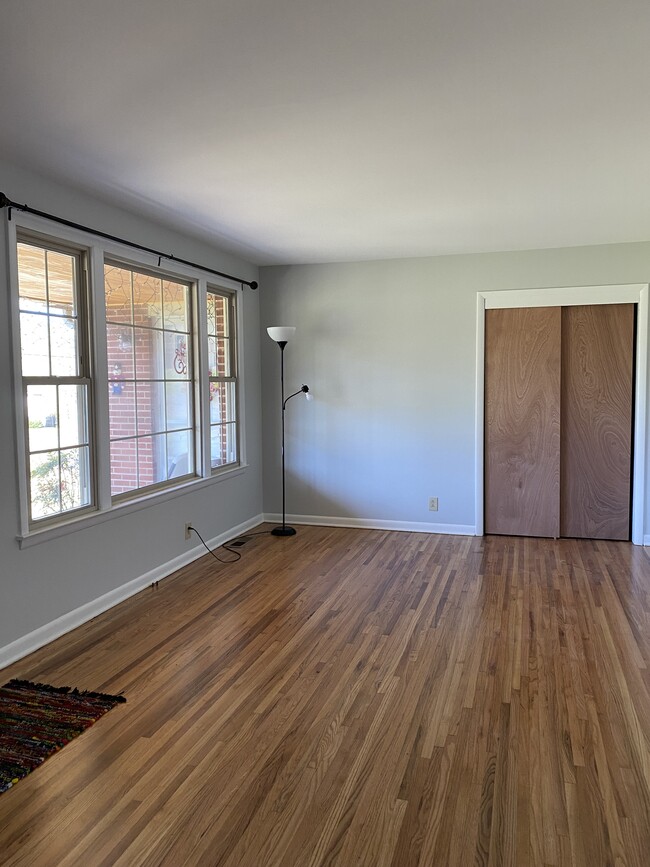 Sala de estar con amplio armario - 918 N Graycroft Ave