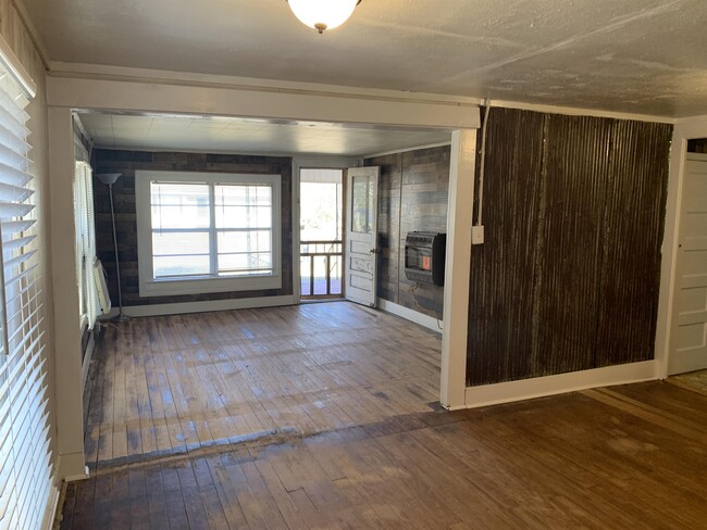 Building Photo - 208 3rd St NE
