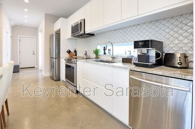 Building Photo - 2056 Roselawn St