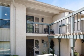 Building Photo - 8012 Hollyridge Rd