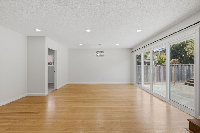 Foto del edificio - Spacious South San Francisco Home with Large Backyard, Garage & In-Unit Laundry